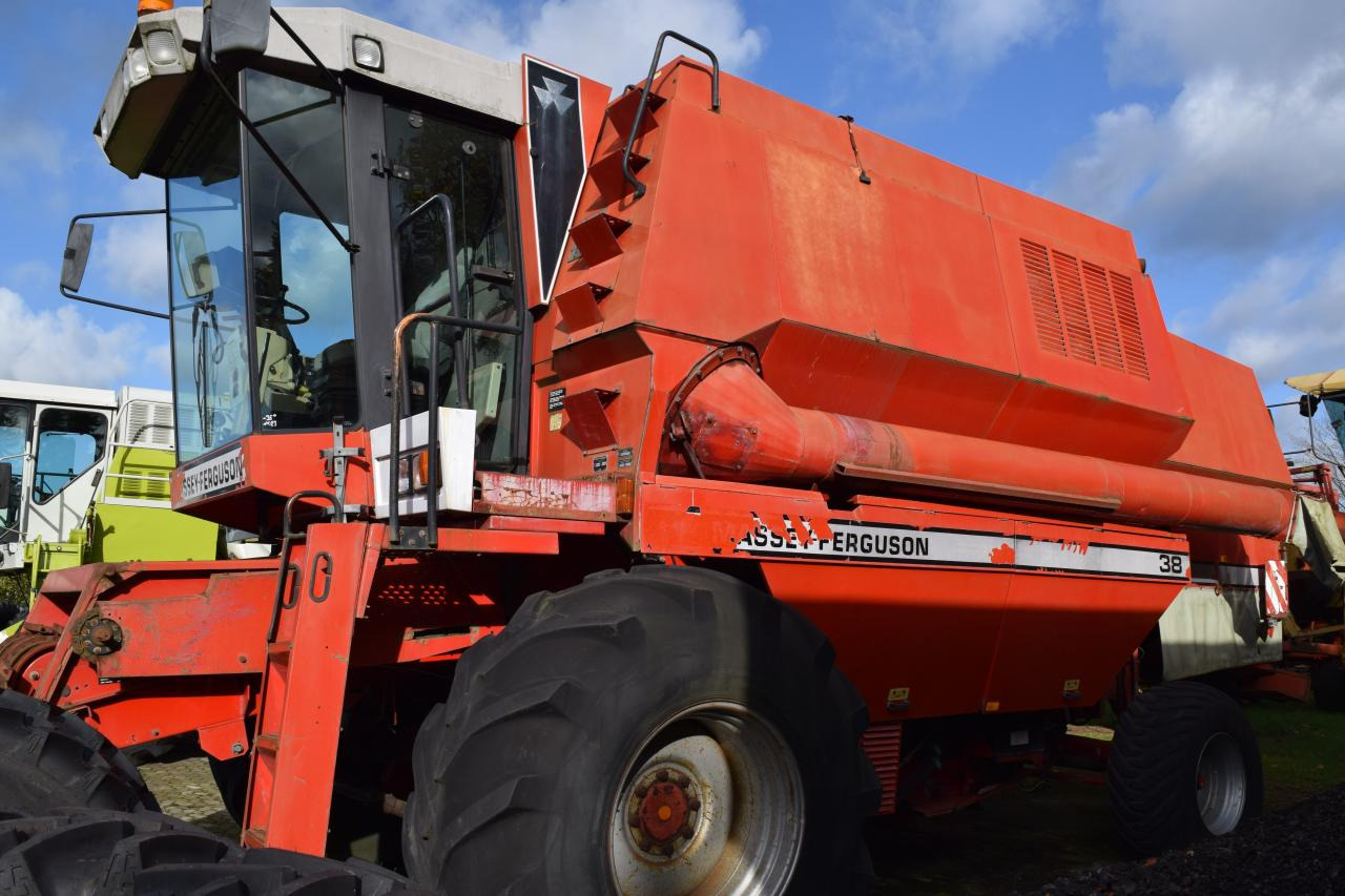 Massey Ferguson MF 38 - Зерноуборочный комбайн: фото 2 Massey Ferguson MF 38 - Зерноуборочный комбайн: фото 2