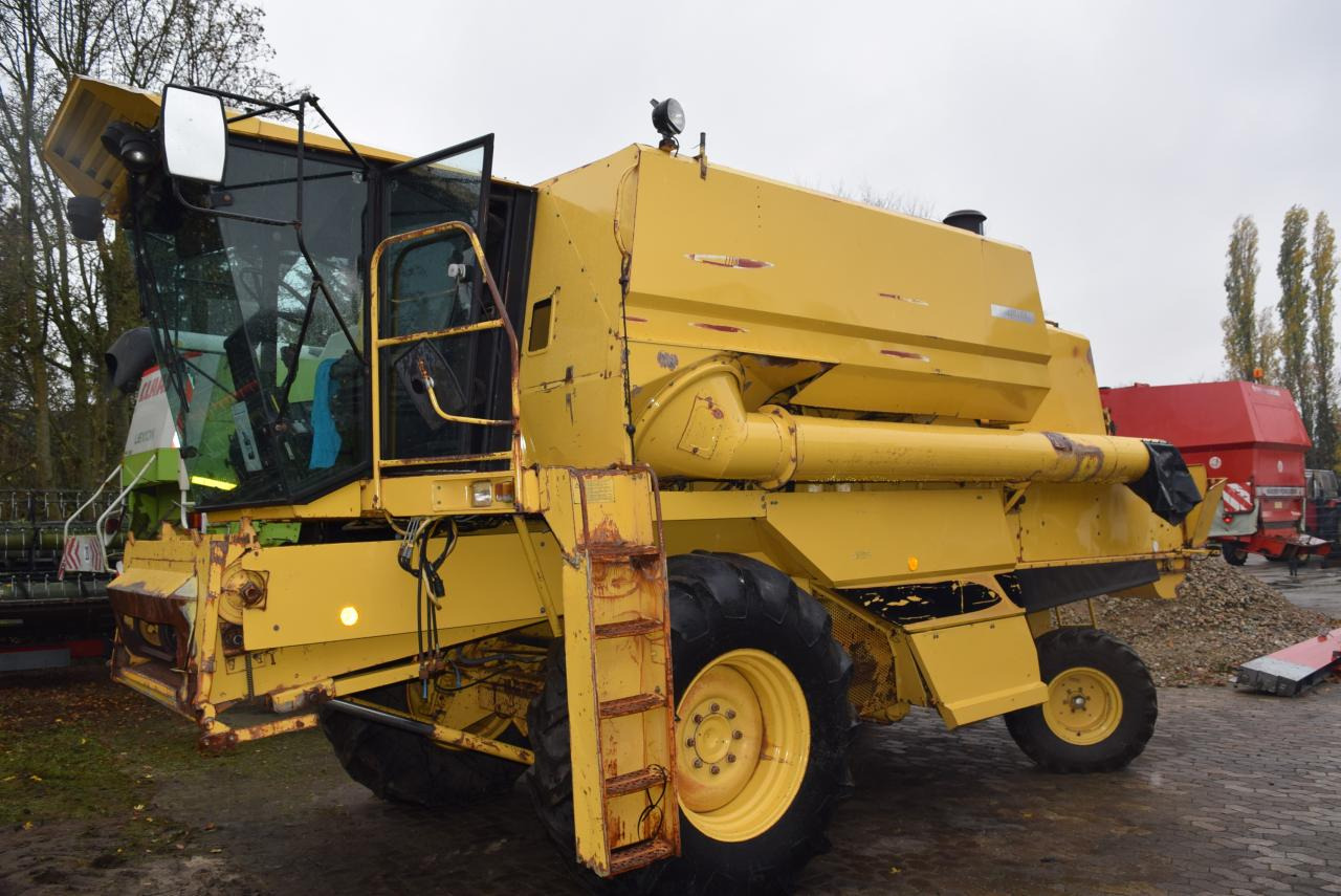 New Holland TF 42 - Зерноуборочный комбайн: фото 2 New Holland TF 42 - Зерноуборочный комбайн: фото 2