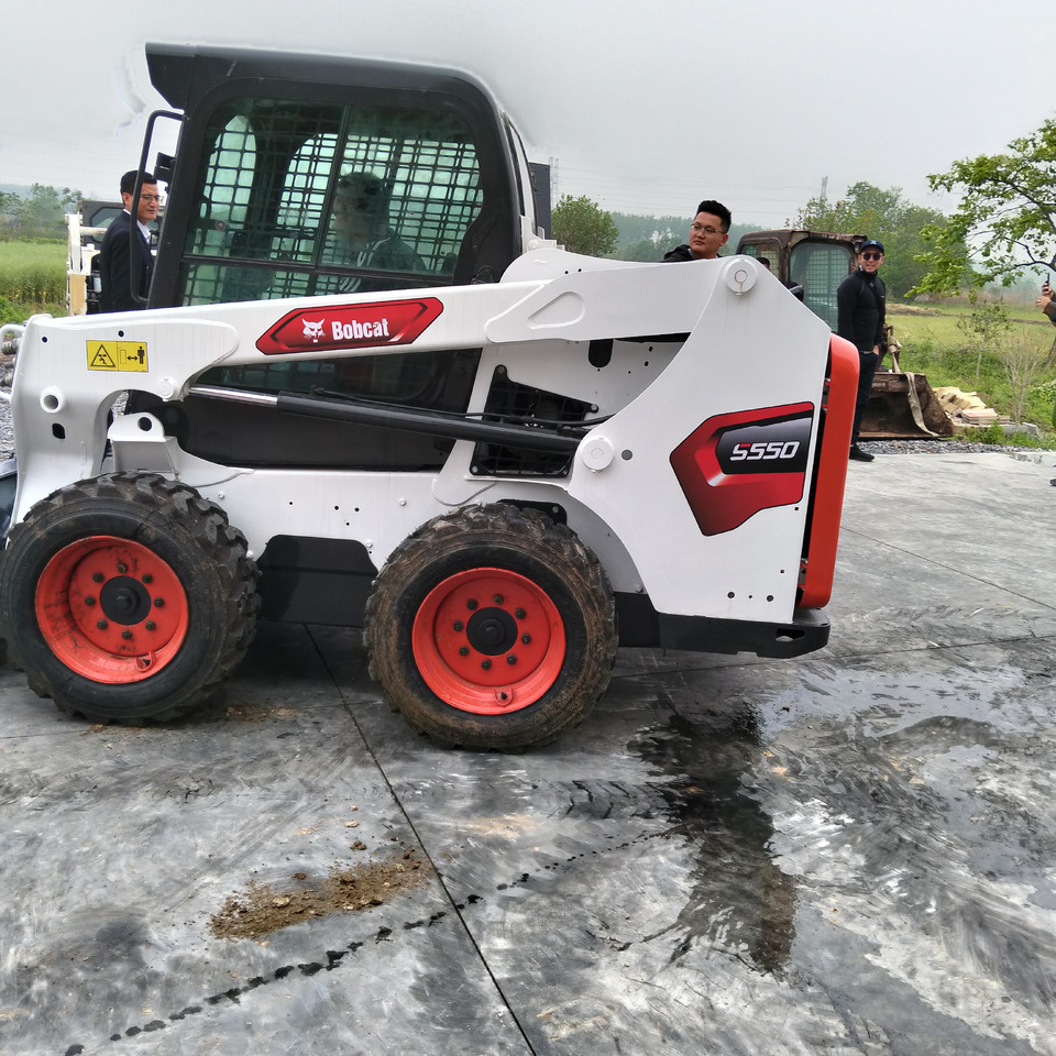 BOBCAT S550 - Мини-погрузчик с бортовым поворотом: фото 3 BOBCAT S550 - Мини-погрузчик с бортовым поворотом: фото 3