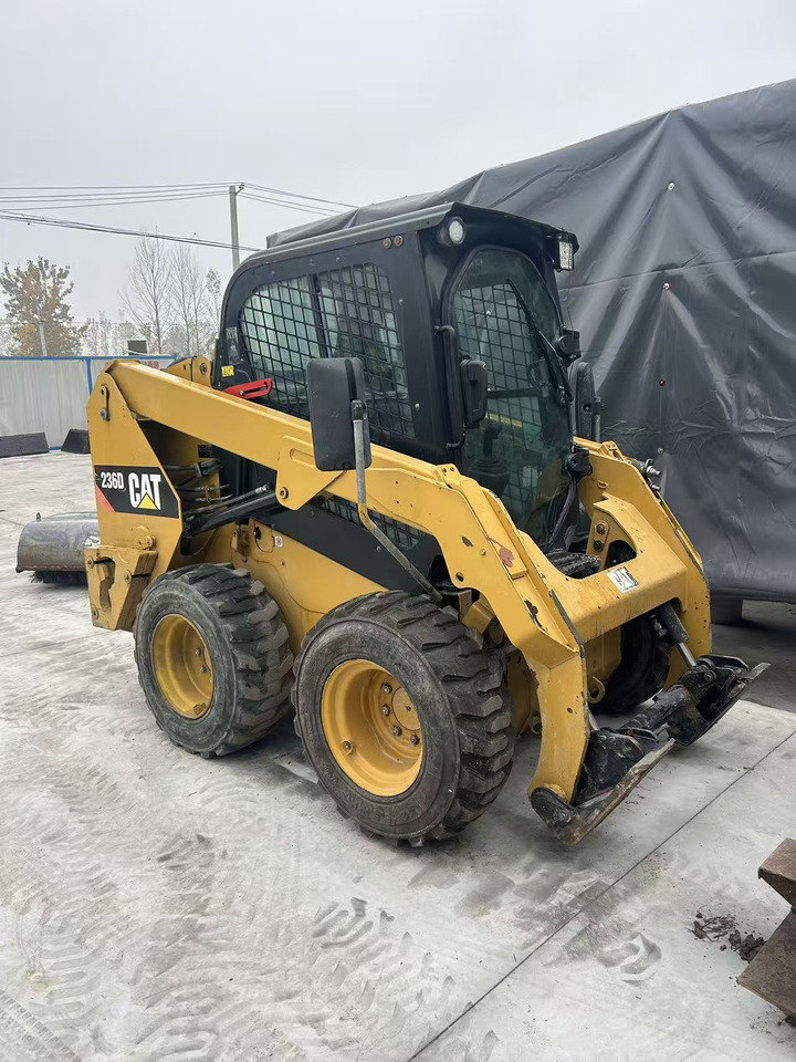 CATERPILLAR 236D - Мини-погрузчик с бортовым поворотом: фото 2 CATERPILLAR 236D - Мини-погрузчик с бортовым поворотом: фото 2