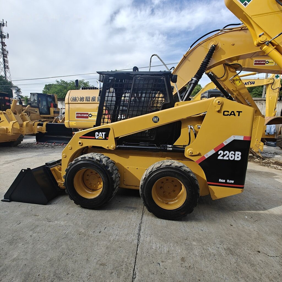 Caterpillar 226B - Мини-погрузчик с бортовым поворотом: фото 1 Caterpillar 226B - Мини-погрузчик с бортовым поворотом: фото 1