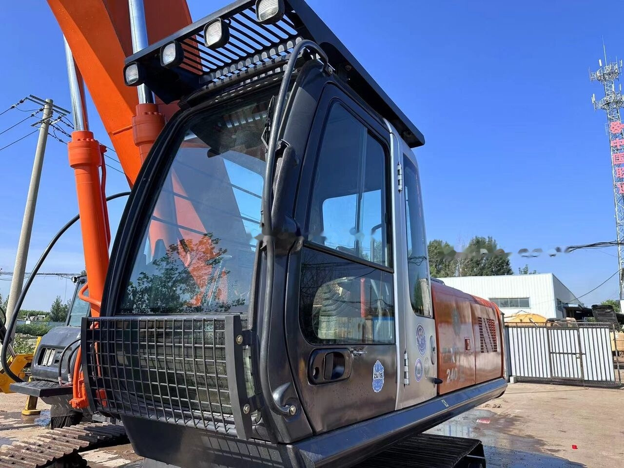 Hitachi ZX240 - Гусеничный экскаватор: фото 1 Hitachi ZX240 - Гусеничный экскаватор: фото 1