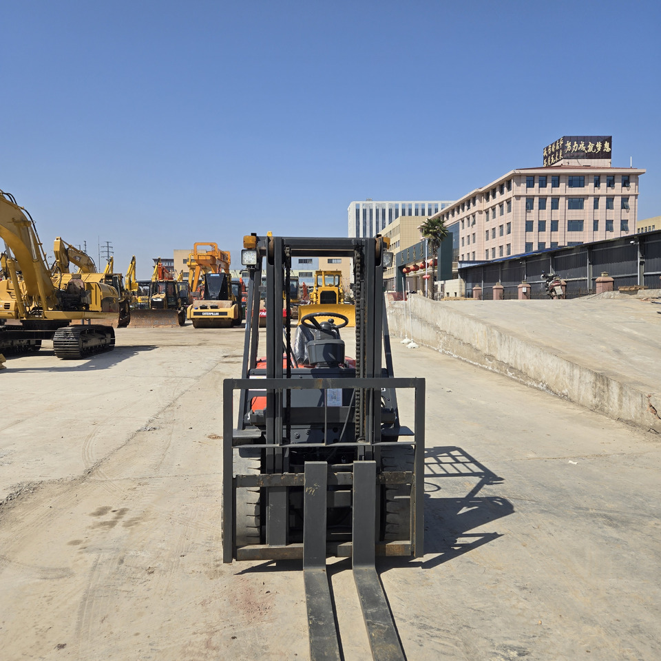 Toyota FD30 - Дизельный погрузчик: фото 2 Toyota FD30 - Дизельный погрузчик: фото 2