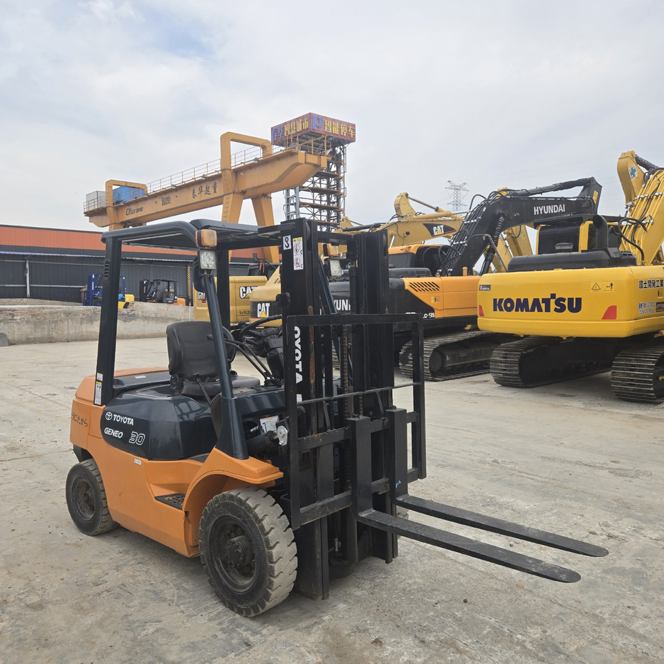 Toyota FD30 - Дизельный погрузчик: фото 5 Toyota FD30 - Дизельный погрузчик: фото 5