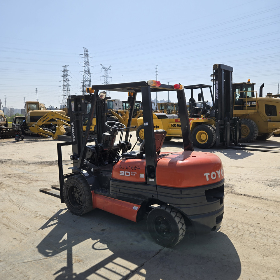 Toyota FD30 - Дизельный погрузчик: фото 5 Toyota FD30 - Дизельный погрузчик: фото 5