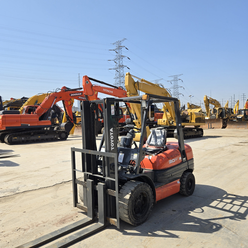 Toyota FD30 - Дизельный погрузчик: фото 3 Toyota FD30 - Дизельный погрузчик: фото 3