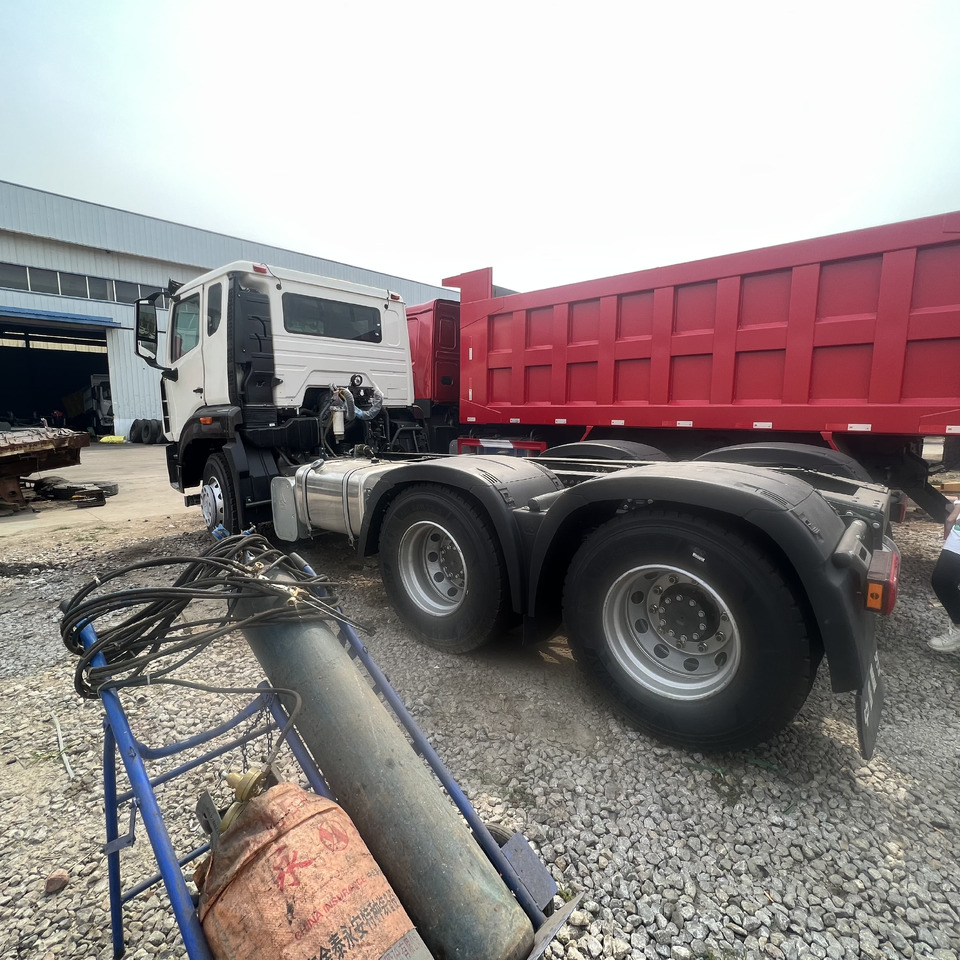 SINOTRUK HOHAN tralier head - Тягач: фото 4 SINOTRUK HOHAN tralier head - Тягач: фото 4