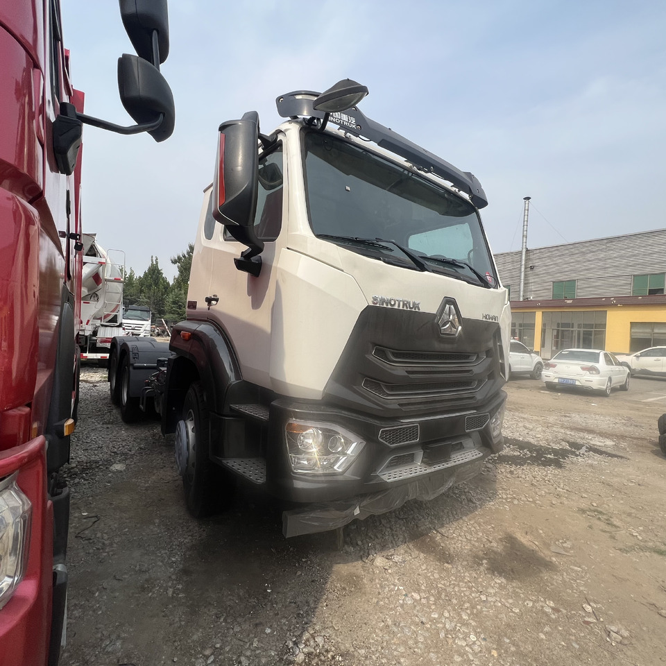SINOTRUK HOHAN tralier head - Тягач: фото 1 SINOTRUK HOHAN tralier head - Тягач: фото 1