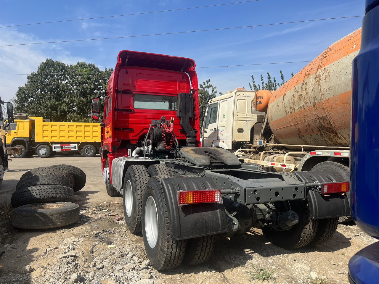 SINOTRUK HOWO trailer head - Тягач: фото 4 SINOTRUK HOWO trailer head - Тягач: фото 4