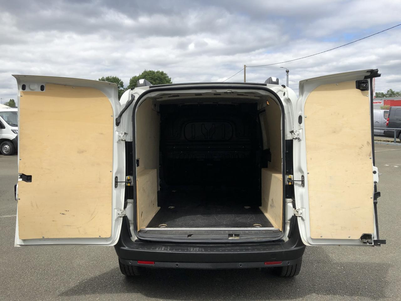 Fiat Doblo Cargo MAXI 1.6 MULTIJET 105CH 1005KG BUSINESS - Цельнометаллический фургон: фото 2 Fiat Doblo Cargo MAXI 1.6 MULTIJET 105CH 1005KG BUSINESS - Цельнометаллический фургон: фото 2