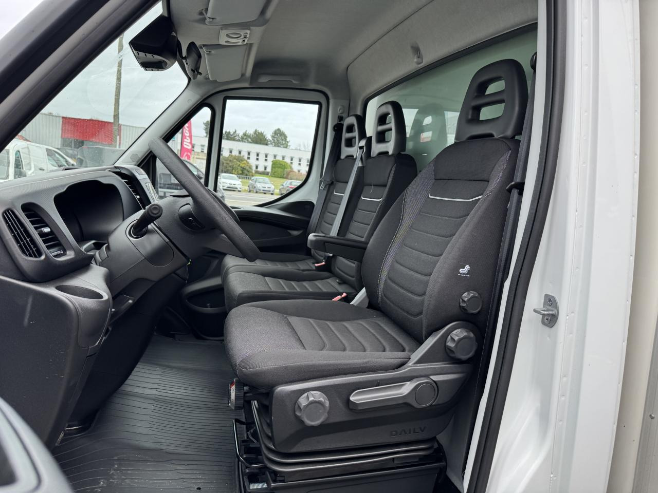 IVECO Daily 35 C 16H3.0 - BV Hi-Matic CHASSIS CABINE CAISSE 20M3 + HAYON - Фургон с закрытым кузовом: фото 4 IVECO Daily 35 C 16H3.0 - BV Hi-Matic CHASSIS CABINE CAISSE 20M3 + HAYON - Фургон с закрытым кузовом: фото 4