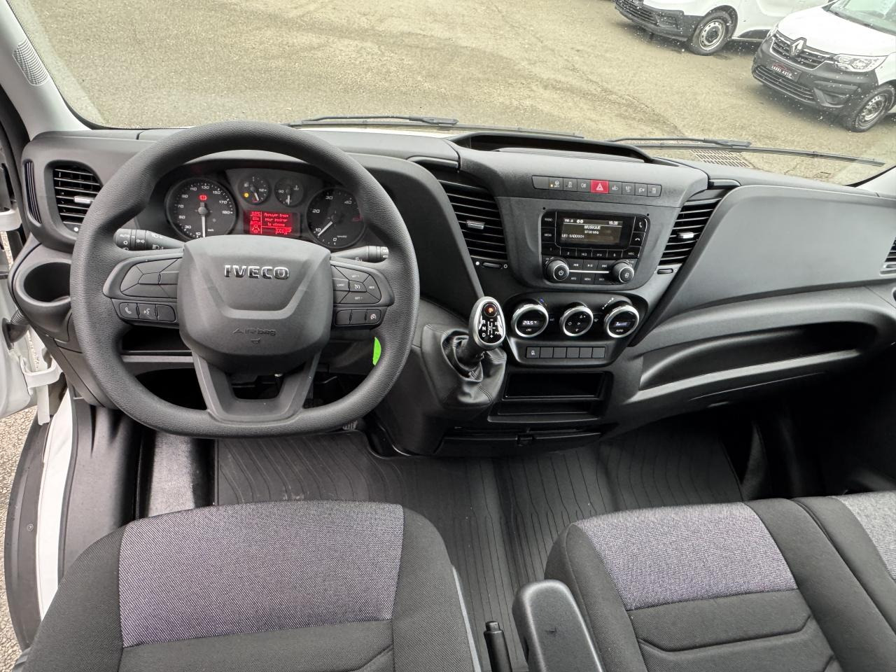 IVECO Daily 35 C 16H3.0 - BV Hi-Matic CHASSIS CABINE CAISSE 20M3 + HAYON - Фургон с закрытым кузовом: фото 3 IVECO Daily 35 C 16H3.0 - BV Hi-Matic CHASSIS CABINE CAISSE 20M3 + HAYON - Фургон с закрытым кузовом: фото 3