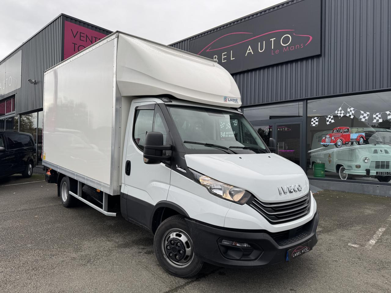 IVECO Daily 35 C 16H3.0 - BV Hi-Matic CHASSIS CABINE CAISSE 20M3 + HAYON - Фургон с закрытым кузовом: фото 2 IVECO Daily 35 C 16H3.0 - BV Hi-Matic CHASSIS CABINE CAISSE 20M3 + HAYON - Фургон с закрытым кузовом: фото 2