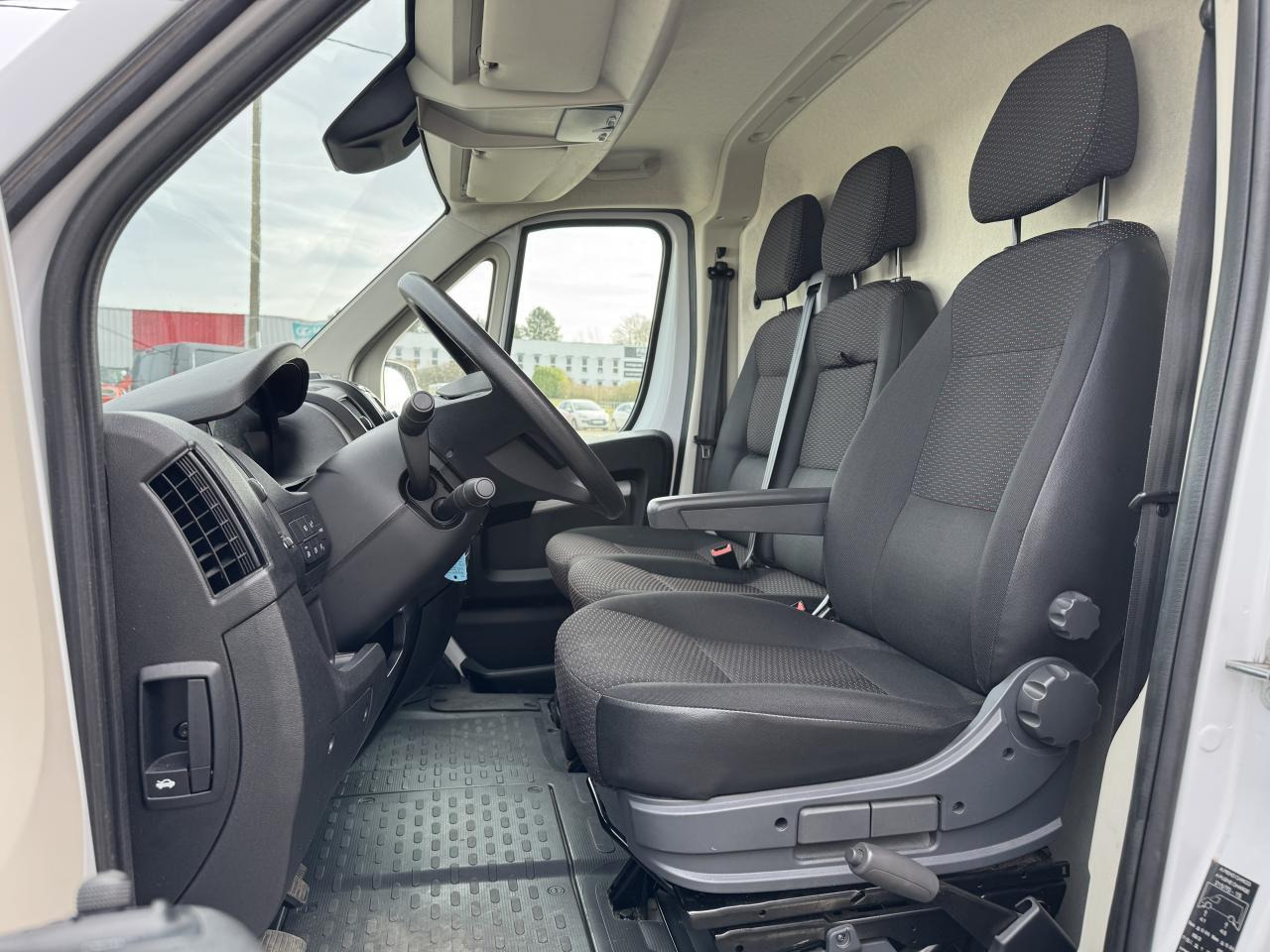 Peugeot Boxer 330 L1H1 2.2 BLUEHDI S&S 140CH ASPHALT - Цельнометаллический фургон: фото 4 Peugeot Boxer 330 L1H1 2.2 BLUEHDI S&S 140CH ASPHALT - Цельнометаллический фургон: фото 4