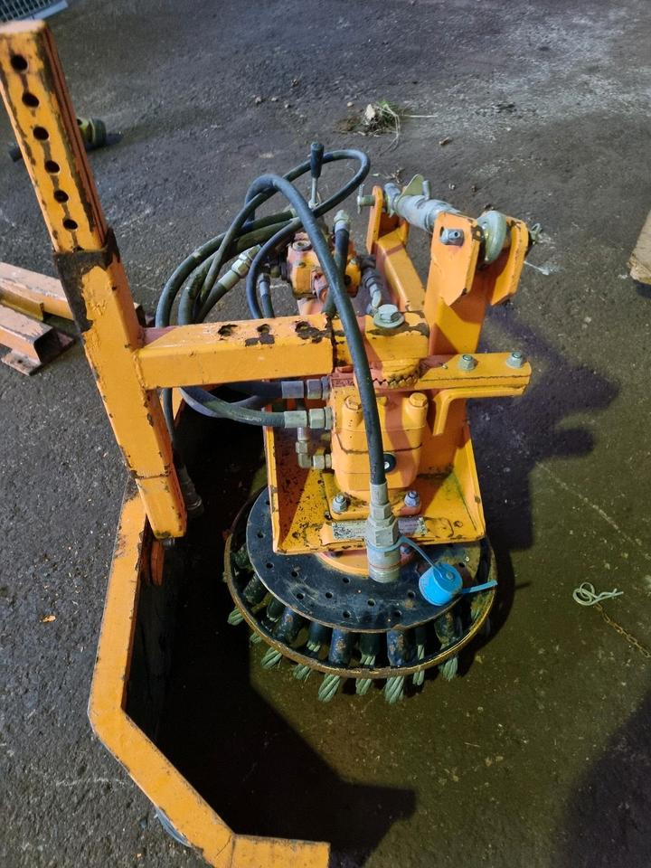 Dücker PFP 600 Wildkrautbürste Wildkrautbesen Mähausleger Böschungsmulcher Böschungsmäher UNA DUA 700 800 600 500 für Unimog Mulag Gilbers - Щетка: фото 2 Dücker PFP 600 Wildkrautbürste Wildkrautbesen Mähausleger Böschungsmulcher Böschungsmäher UNA DUA 700 800 600 500 für Unimog Mulag Gilbers - Щетка: фото 2