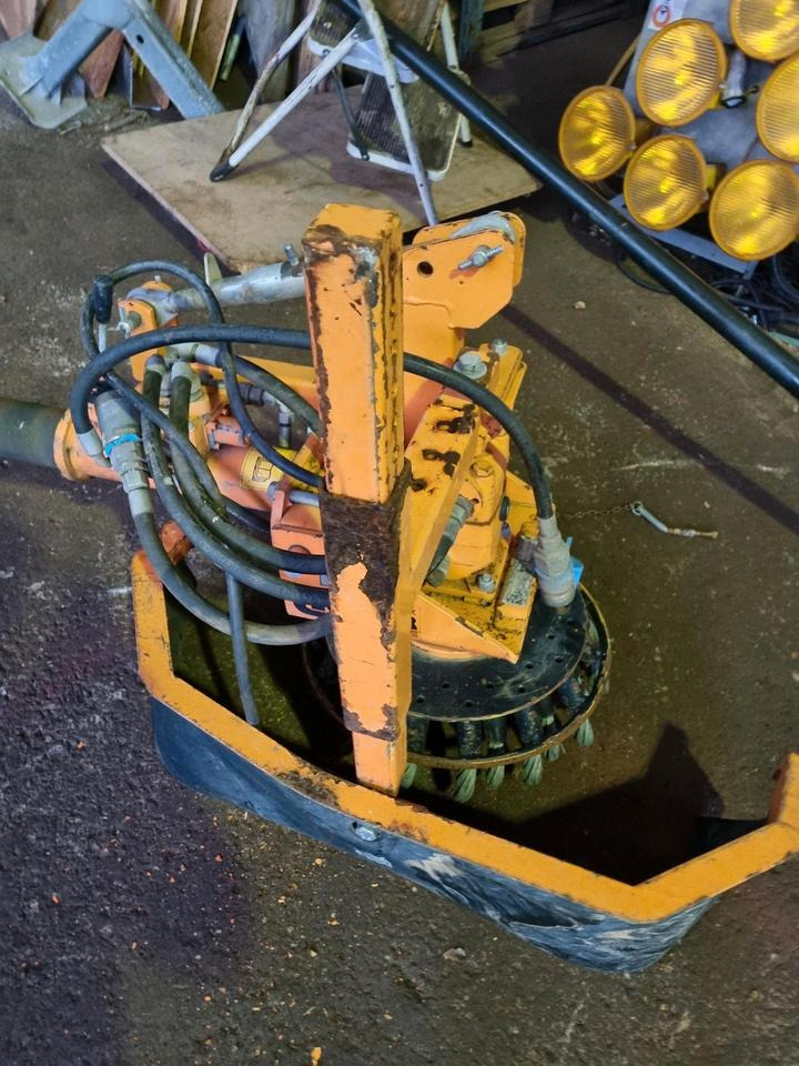 Dücker PFP 600 Wildkrautbürste Wildkrautbesen Mähausleger Böschungsmulcher Böschungsmäher UNA DUA 700 800 600 500 für Unimog Mulag Gilbers - Щетка: фото 1 Dücker PFP 600 Wildkrautbürste Wildkrautbesen Mähausleger Böschungsmulcher Böschungsmäher UNA DUA 700 800 600 500 für Unimog Mulag Gilbers - Щетка: фото 1