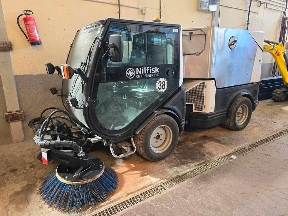 Nilfisk City Ranger 3500 Kehrmaschine Straßenkehrmaschine mit Schmidt Bediendisplay Hako Kehreinheit - Подметально-уборочная машина: фото 1 Nilfisk City Ranger 3500 Kehrmaschine Straßenkehrmaschine mit Schmidt Bediendisplay Hako Kehreinheit - Подметально-уборочная машина: фото 1