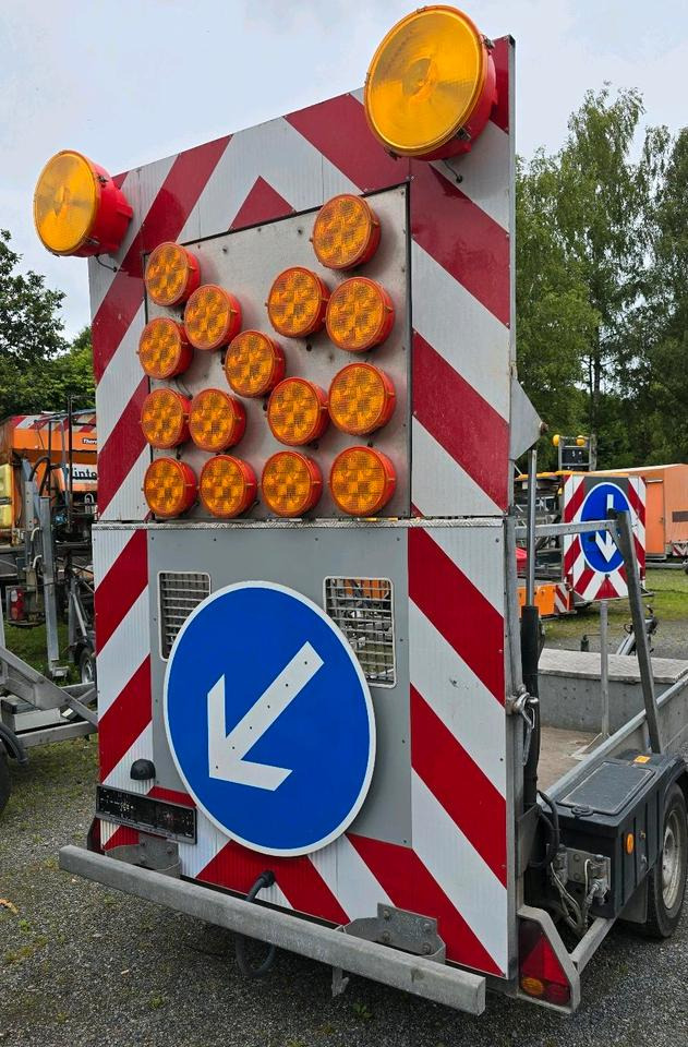 Horizont LED Absperrtafel VZ616 FAT Verkehrsleittafel Verkehrssicherungsanhänger Sperrwand Nissen Trebbiner - Прицеп: фото 5 Horizont LED Absperrtafel VZ616 FAT Verkehrsleittafel Verkehrssicherungsanhänger Sperrwand Nissen Trebbiner - Прицеп: фото 5