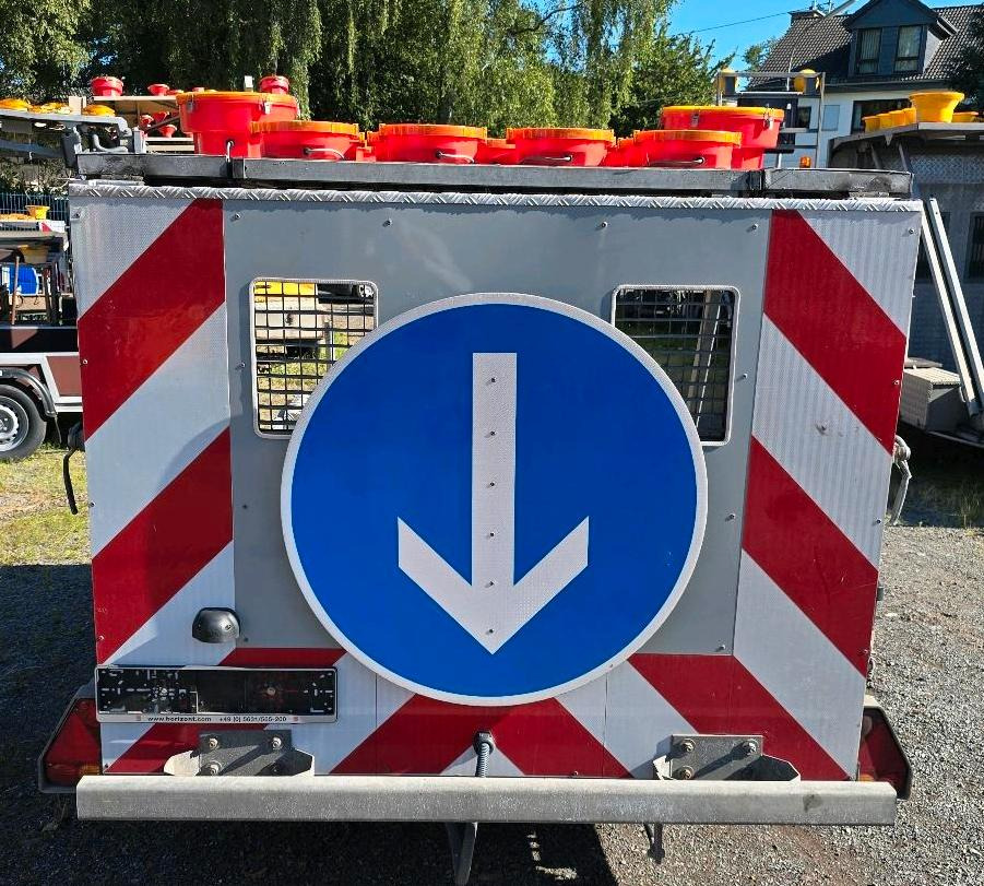 Horizont LED Absperrtafel VZ616 FAT Verkehrsleittafel Verkehrssicherungsanhänger Sperrwand Nissen Trebbiner - Прицеп: фото 2 Horizont LED Absperrtafel VZ616 FAT Verkehrsleittafel Verkehrssicherungsanhänger Sperrwand Nissen Trebbiner - Прицеп: фото 2