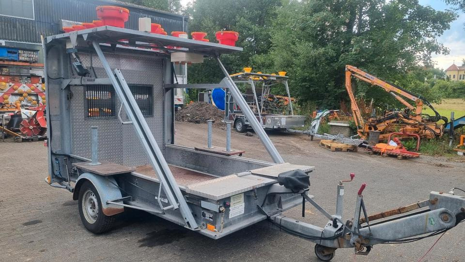 Mersch Absperrtafel Vz616 mit Horizont Leuchtkreuzanlage Sperrwand Sperranhänger Leittafel Leitanhänger Verkehrsleittafel Verkehrsleitanhänger Verkehrssicherungsanhänger Nissen Trebbiner - Прицеп: фото 1 Mersch Absperrtafel Vz616 mit Horizont Leuchtkreuzanlage Sperrwand Sperranhänger Leittafel Leitanhänger Verkehrsleittafel Verkehrsleitanhänger Verkehrssicherungsanhänger Nissen Trebbiner - Прицеп: фото 1