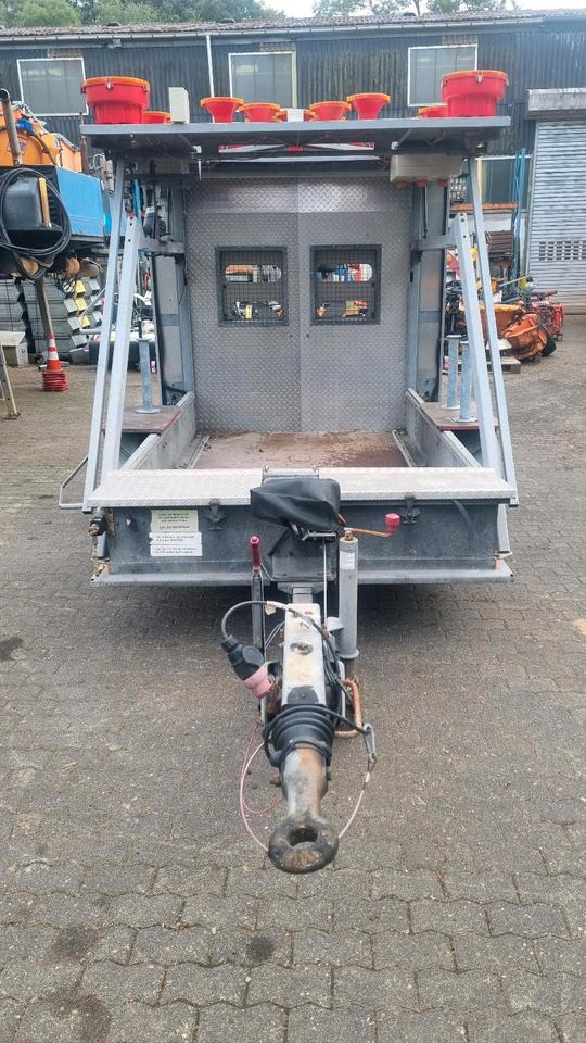 Mersch Absperrtafel Vz616 mit Horizont Leuchtkreuzanlage Sperrwand Sperranhänger Leittafel Leitanhänger Verkehrsleittafel Verkehrsleitanhänger Verkehrssicherungsanhänger Nissen Trebbiner - Прицеп: фото 3 Mersch Absperrtafel Vz616 mit Horizont Leuchtkreuzanlage Sperrwand Sperranhänger Leittafel Leitanhänger Verkehrsleittafel Verkehrsleitanhänger Verkehrssicherungsanhänger Nissen Trebbiner - Прицеп: фото 3