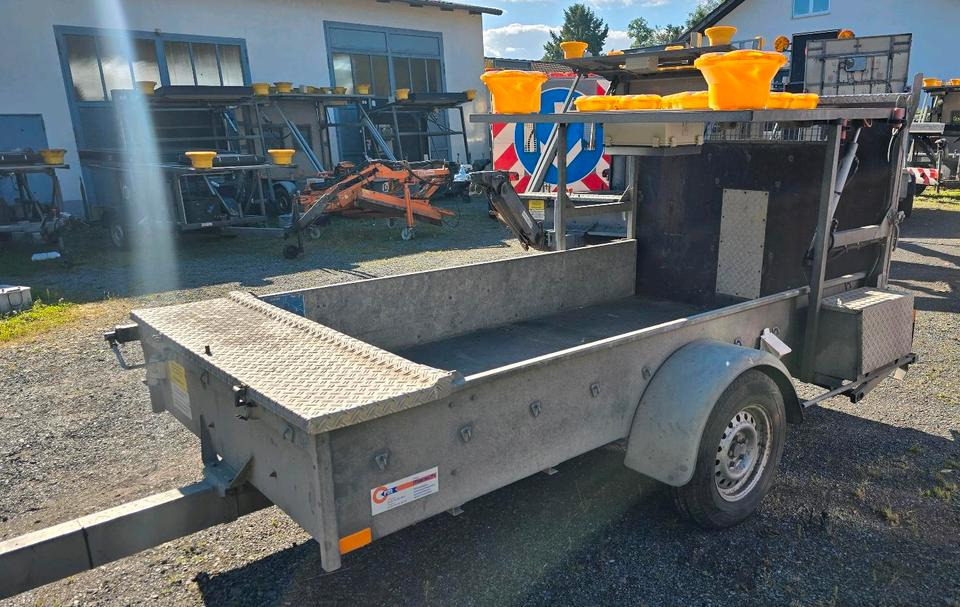 Nissen FAT LED B3 Absperrtafel VZ616 Verkehrsleittafel Verkehrssicherungsanhänger Verkehrsleittafel Horizont Trebbiner Sperrwand - Прицеп: фото 2 Nissen FAT LED B3 Absperrtafel VZ616 Verkehrsleittafel Verkehrssicherungsanhänger Verkehrsleittafel Horizont Trebbiner Sperrwand - Прицеп: фото 2