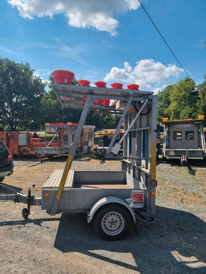 Trebbiner Absperrtafel VZ 616 Horizont Sperrwand Verkehrsleittafel Verkehrsleitanhänger Verkehrssicherungsanhänger Warntafel Verkehrssicherung Baustelle - Прицеп: фото 3 Trebbiner Absperrtafel VZ 616 Horizont Sperrwand Verkehrsleittafel Verkehrsleitanhänger Verkehrssicherungsanhänger Warntafel Verkehrssicherung Baustelle - Прицеп: фото 3
