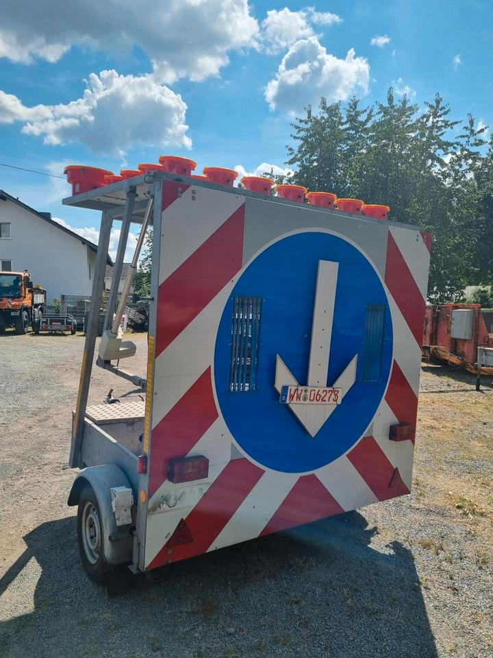 Trebbiner Absperrtafel VZ 616 Horizont Sperrwand Verkehrsleittafel Verkehrsleitanhänger Verkehrssicherungsanhänger Warntafel Verkehrssicherung Baustelle - Прицеп: фото 4 Trebbiner Absperrtafel VZ 616 Horizont Sperrwand Verkehrsleittafel Verkehrsleitanhänger Verkehrssicherungsanhänger Warntafel Verkehrssicherung Baustelle - Прицеп: фото 4