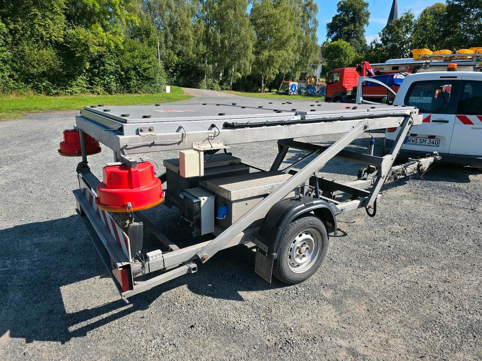 Trebbiner Horizont VWT Verkehrsleittafel Verkehrswarnanhänger Verkehrsleitanhänger Verkehrssicherungsanhänger Nissen Absperrtafel - Прицеп: фото 1 Trebbiner Horizont VWT Verkehrsleittafel Verkehrswarnanhänger Verkehrsleitanhänger Verkehrssicherungsanhänger Nissen Absperrtafel - Прицеп: фото 1