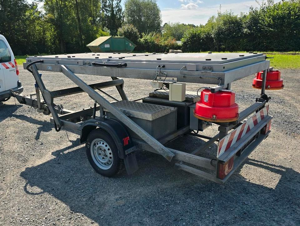 Trebbiner Horizont VWT Verkehrsleittafel Verkehrswarnanhänger Verkehrsleitanhänger Verkehrssicherungsanhänger Nissen Absperrtafel - Прицеп: фото 3 Trebbiner Horizont VWT Verkehrsleittafel Verkehrswarnanhänger Verkehrsleitanhänger Verkehrssicherungsanhänger Nissen Absperrtafel - Прицеп: фото 3