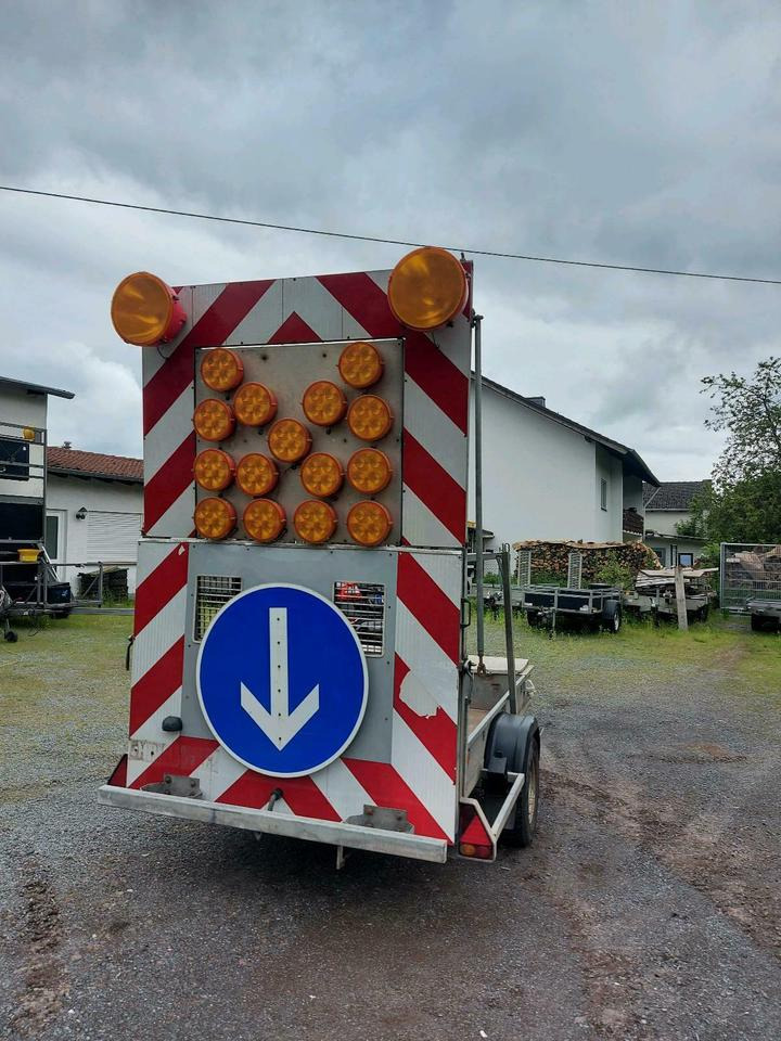 Trebbiner LED Absperrtafel Sperrwand Verkehrsleittafel Nissen - Прицеп: фото 4 Trebbiner LED Absperrtafel Sperrwand Verkehrsleittafel Nissen - Прицеп: фото 4