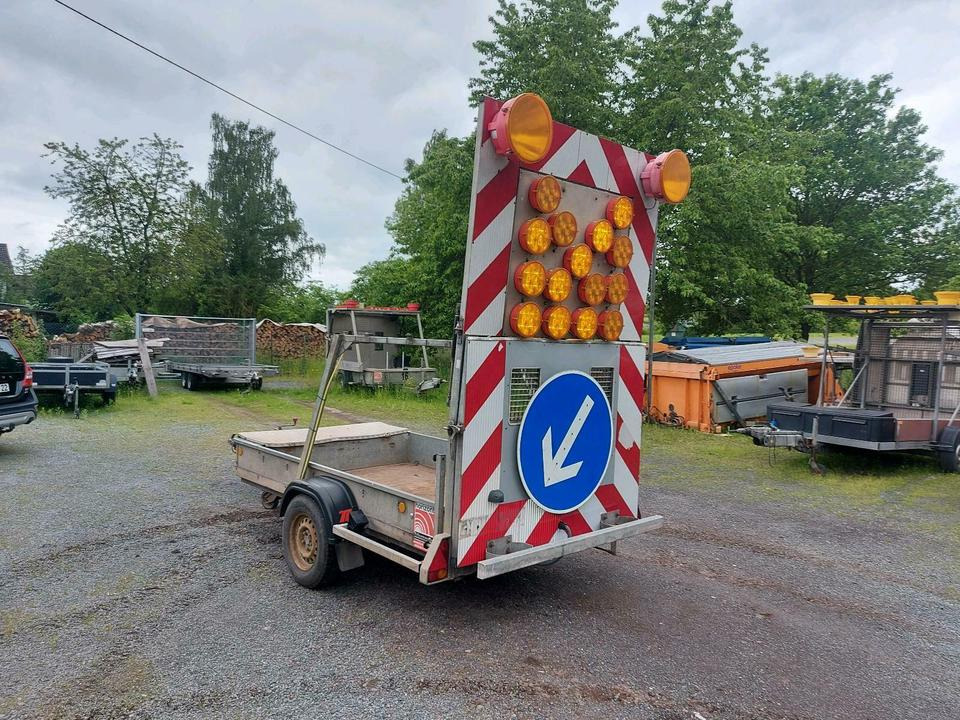 Trebbiner LED Absperrtafel Sperrwand Verkehrsleittafel Nissen - Прицеп: фото 5 Trebbiner LED Absperrtafel Sperrwand Verkehrsleittafel Nissen - Прицеп: фото 5