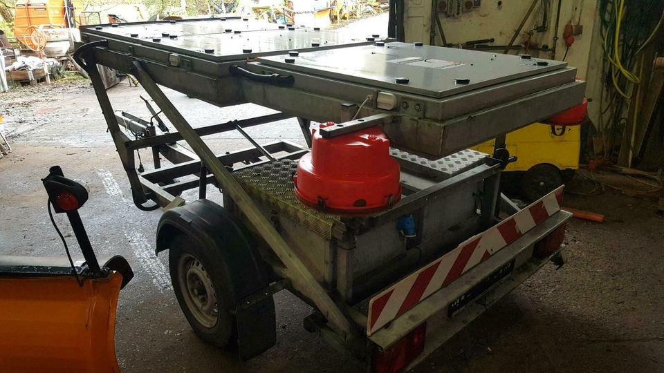 Trebbiner VWT-E Verkehrsleittafel Verkehrsleitanhänger Schild - Прицеп: фото 4 Trebbiner VWT-E Verkehrsleittafel Verkehrsleitanhänger Schild - Прицеп: фото 4