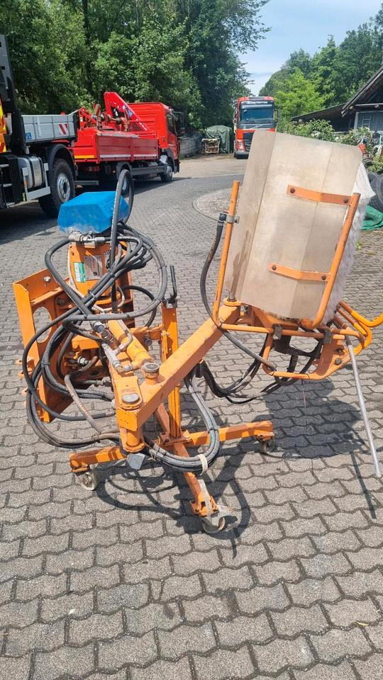 Schmidt RPS-H Leitpfostenwaschgerät Mulag Leitblankenwaschgerät für Unimog 405 u300 400 500 423 318 430 427 527 - Щетка: фото 1 Schmidt RPS-H Leitpfostenwaschgerät Mulag Leitblankenwaschgerät für Unimog 405 u300 400 500 423 318 430 427 527 - Щетка: фото 1