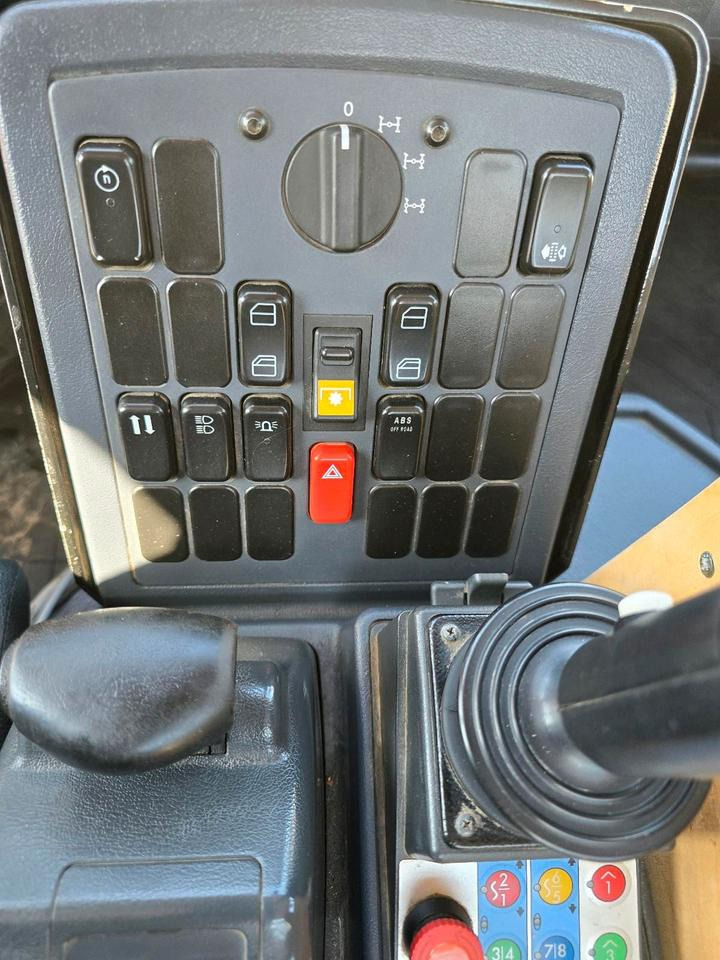 Снегоуборочная машина Unimog 405/10 U300 Bluetec 5 Mercedes-Benz U 300 UGE UGN mit Jotha Absetzkipper combi con 4518 Absetzer: фото 15 Снегоуборочная машина Unimog 405/10 U300 Bluetec 5 Mercedes-Benz U 300 UGE UGN mit Jotha Absetzkipper combi con 4518 Absetzer: фото 15