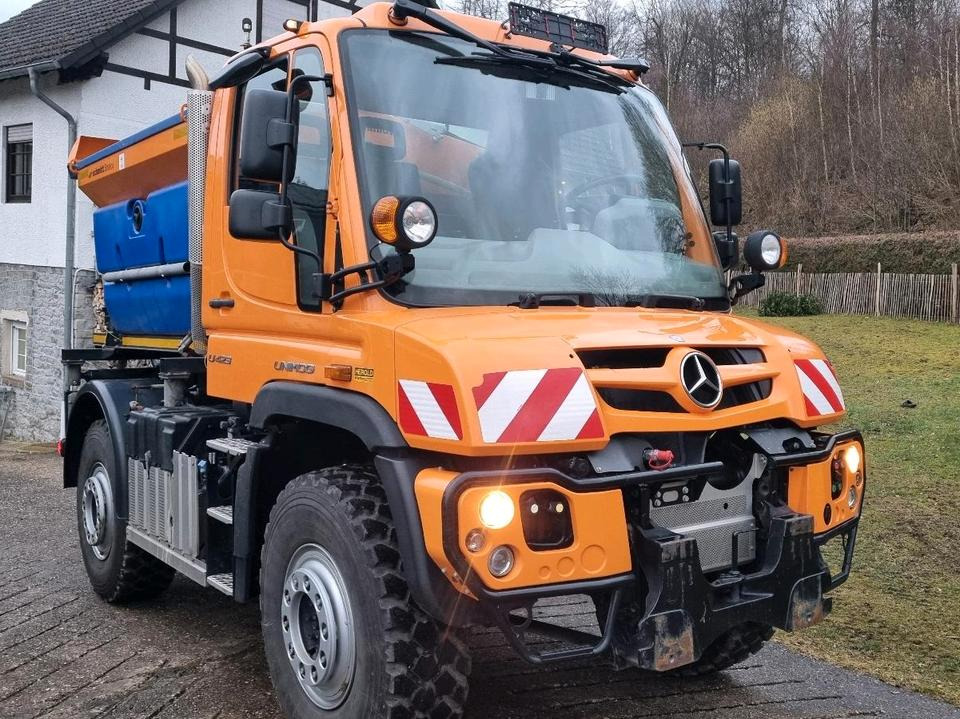 Zu vermieten Unimog 405 U423 Winterdienst Schmidt Salzstreuer 423 429 430 Mercedes Benz 318 527 Vermietung - Снегоуборочная машина: фото 1 Zu vermieten Unimog 405 U423 Winterdienst Schmidt Salzstreuer 423 429 430 Mercedes Benz 318 527 Vermietung - Снегоуборочная машина: фото 1