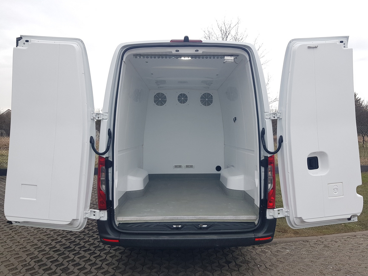 MERCEDES-BENZ SPRINTER MAXI CHŁODNIA AGREGAT 2 KOMORY GRZANIE KLIMA - Фургон-рефрижератор: фото 5 MERCEDES-BENZ SPRINTER MAXI CHŁODNIA AGREGAT 2 KOMORY GRZANIE KLIMA - Фургон-рефрижератор: фото 5