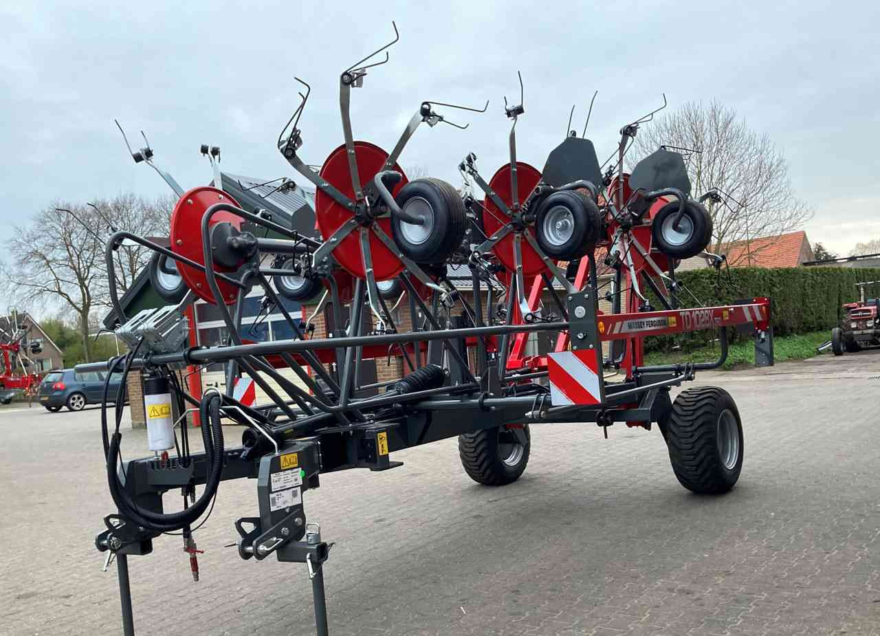 Massey Ferguson TD 1028X TRC Haaktandschudder Lely Lotus weidebouwmachines. - Сеноворошилка: фото 2 Massey Ferguson TD 1028X TRC Haaktandschudder Lely Lotus weidebouwmachines. - Сеноворошилка: фото 2