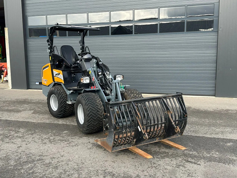 Giant G2700HD+ - Гусеничный мини-погрузчик: фото 2 Giant G2700HD+ - Гусеничный мини-погрузчик: фото 2