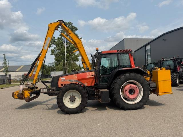 Valtra 8150 hitech met Bos maaiarm met klepelmaaier - Трактор: фото 1 Valtra 8150 hitech met Bos maaiarm met klepelmaaier - Трактор: фото 1
