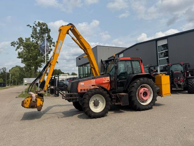Valtra 8150 hitech met Bos maaiarm met klepelmaaier - Трактор: фото 2 Valtra 8150 hitech met Bos maaiarm met klepelmaaier - Трактор: фото 2