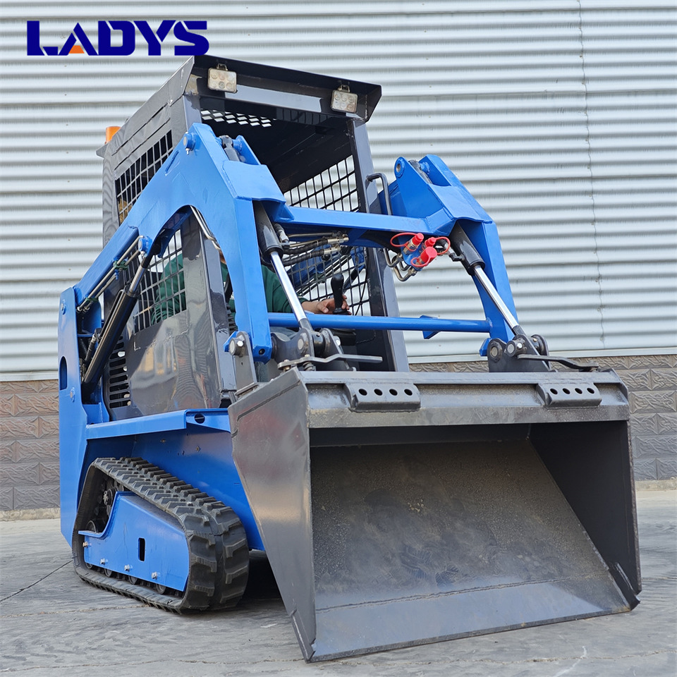 LADYS LADYS LA670 Mini Small Skid Steer Loader Compact Track Diesel Mini Skid Steer Loader For Sale With Small Mini Skid Steer Attachments 4 In 1 Bucket - Мини-погрузчик с бортовым поворотом: фото 1 LADYS LADYS LA670 Mini Small Skid Steer Loader Compact Track Diesel Mini Skid Steer Loader For Sale With Small Mini Skid Steer Attachments 4 In 1 Bucket - Мини-погрузчик с бортовым поворотом: фото 1
