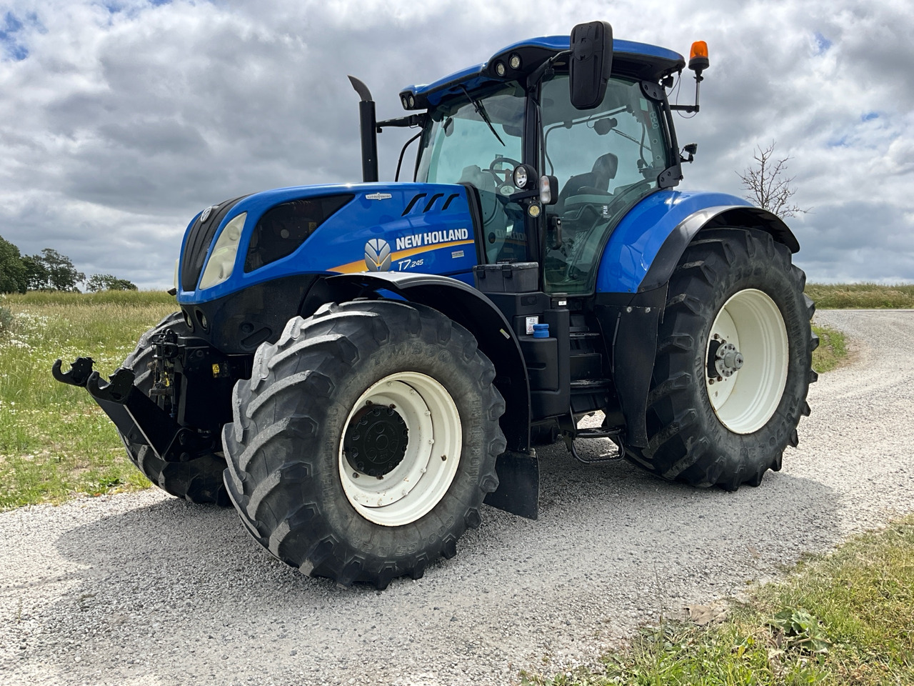 NEW HOLLAND T7 245 - Трактор: фото 1 NEW HOLLAND T7 245 - Трактор: фото 1