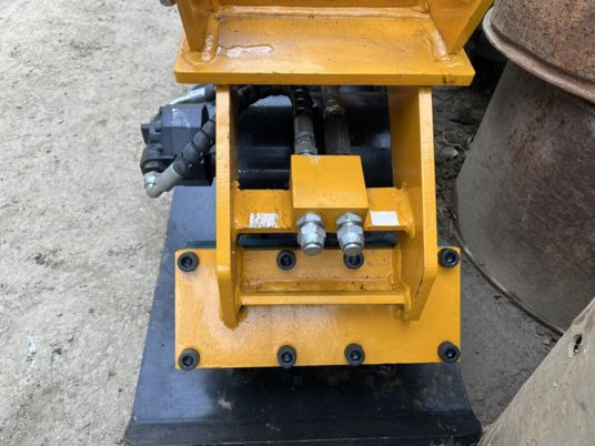 Plaque vibrante hydraulique pour mini pelle - Виброплита, Навесное оборудование: фото 5 Plaque vibrante hydraulique pour mini pelle - Виброплита, Навесное оборудование: фото 5