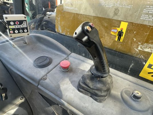 Terex TELELIFT 2506 à 21 500 € HT - Телескопический погрузчик: фото 4 Terex TELELIFT 2506 à 21 500 € HT - Телескопический погрузчик: фото 4