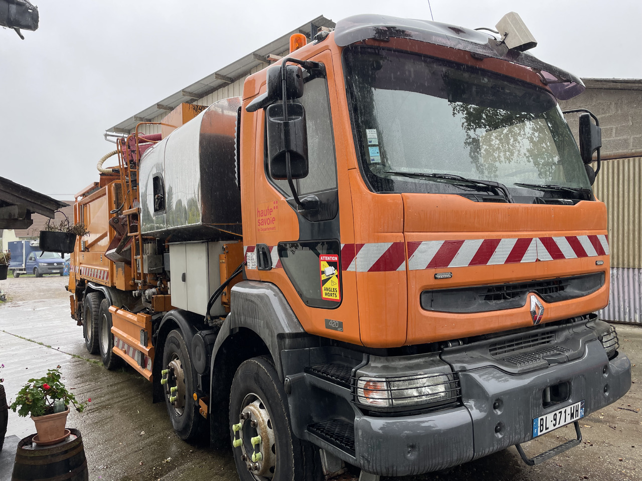 Renault Kerax 8x4 pata point a temps Mauguin - Гудронатор: фото 1 Renault Kerax 8x4 pata point a temps Mauguin - Гудронатор: фото 1