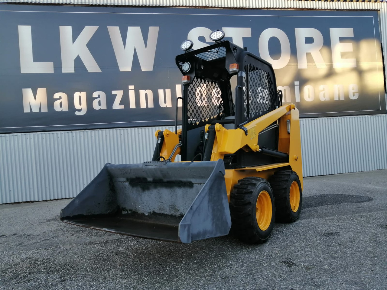 Bobcat Front Loader Ram Italia FM 120 – Hammer Installation - Мини-погрузчик с бортовым поворотом: фото 1 Bobcat Front Loader Ram Italia FM 120 – Hammer Installation - Мини-погрузчик с бортовым поворотом: фото 1