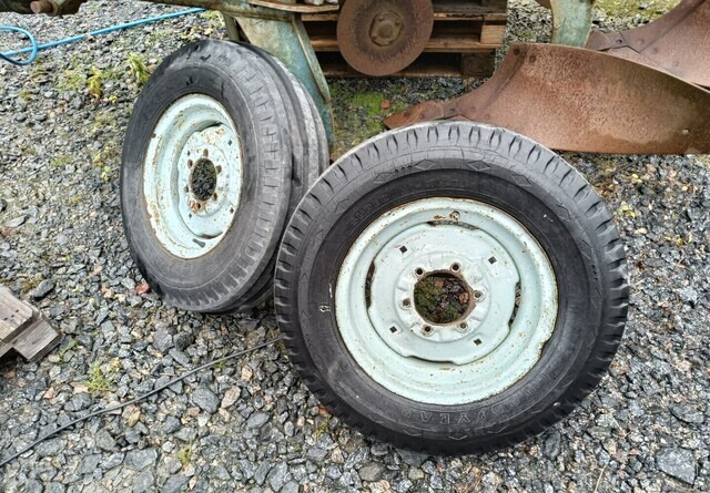 Fordson Diesel Major eturenkaat - Шина для Тракторов: фото 1 Fordson Diesel Major eturenkaat - Шина для Тракторов: фото 1