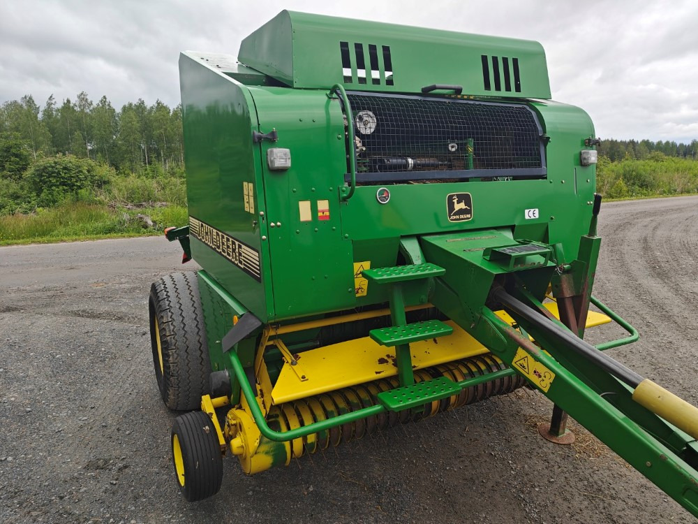 JOHN DEERE Pyöröpaalain 575 - Пресс-подборщик рулонный: фото 5 JOHN DEERE Pyöröpaalain 575 - Пресс-подборщик рулонный: фото 5
