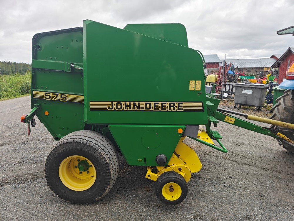 JOHN DEERE Pyöröpaalain 575 - Пресс-подборщик рулонный: фото 4 JOHN DEERE Pyöröpaalain 575 - Пресс-подборщик рулонный: фото 4
